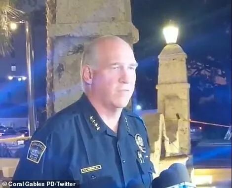突发！19名警察开了200多枪, 4人死亡！美国高速上演“生死时速”+“堵车枪战”！