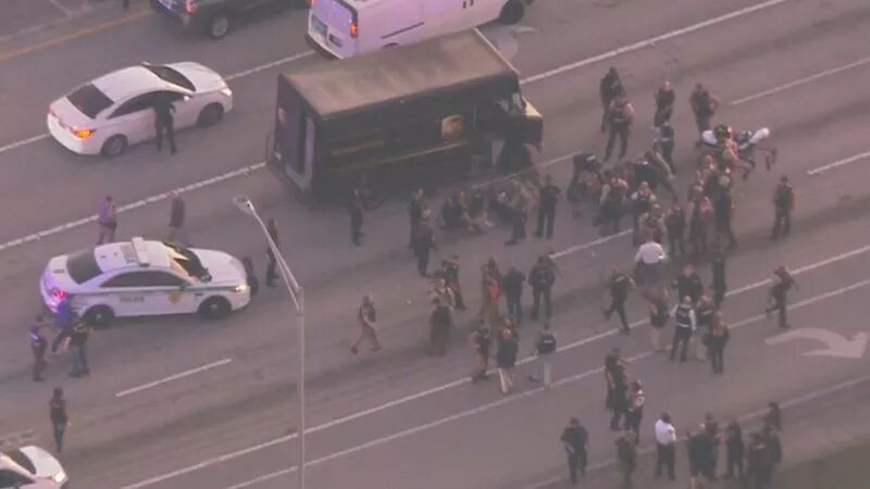 突发！19名警察开了200多枪, 4人死亡！美国高速上演“生死时速”+“堵车枪战”！