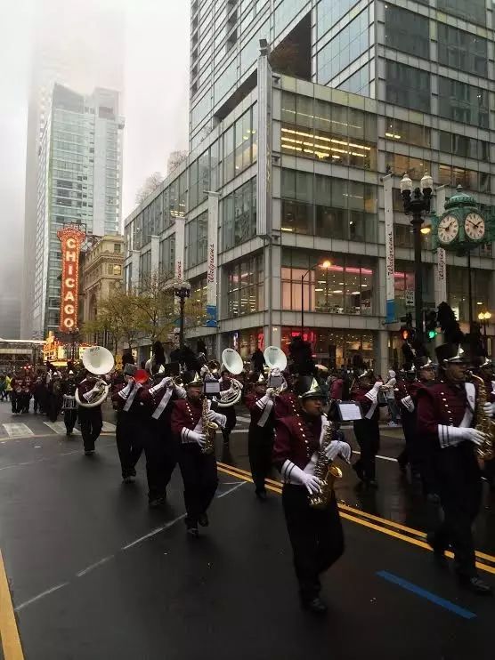 作为纽约十月最盛大的活动,columbus day大游行正在纽约第五大道附近