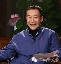 李雪健在墙上随性写书法!看看咋样!