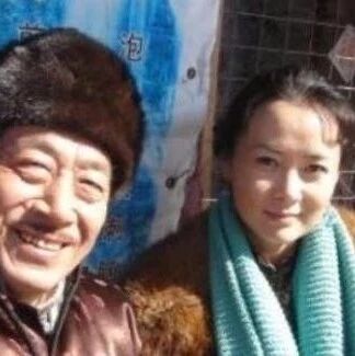 73岁王奎荣近照,娇妻比他小37岁,竟是圈内熟悉的女演员
