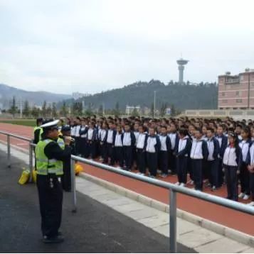交警中队和满江劝导站走进满江中学开展交通安全宣传