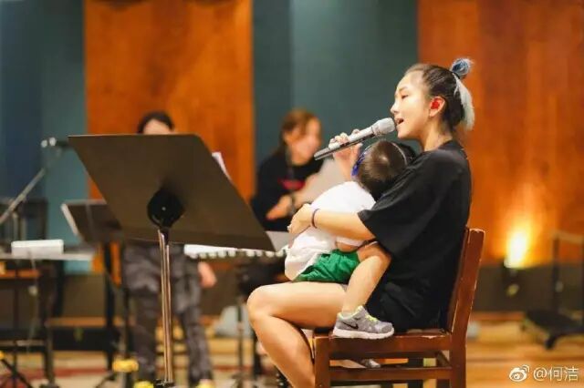 何洁抱着儿子拍亲子照,大家都被她的脚吓到了