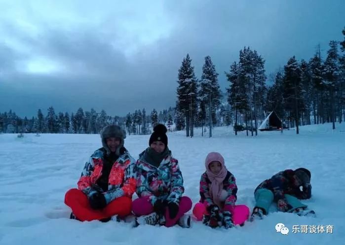 田亮一丝不挂蹲坐雪地,意外撞脸沈腾,叶一茜脸红羞羞低下头