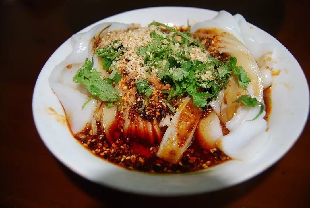 卷粉是榕江的传统美食,米皮里有瘦肉,莴笋,竹笋,豆腐干,花生等,吃起来