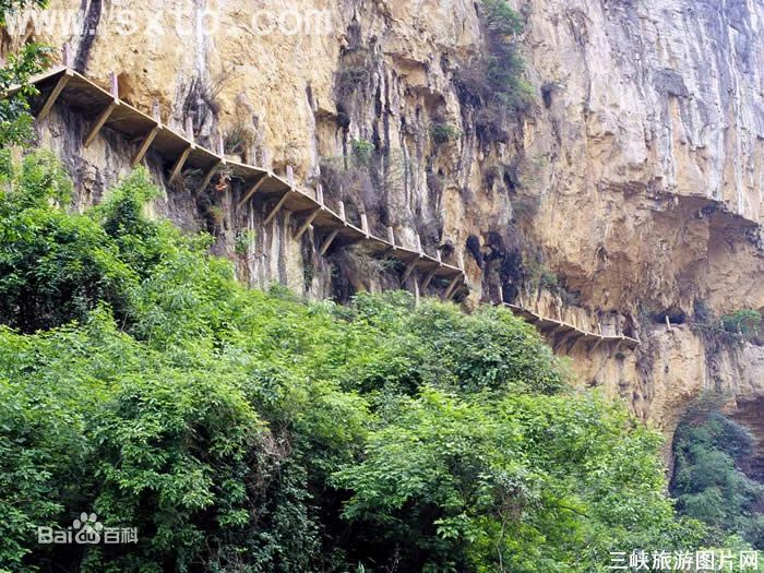 "即从巴峡穿巫峡,便下襄阳向洛阳"(游三峡小记)