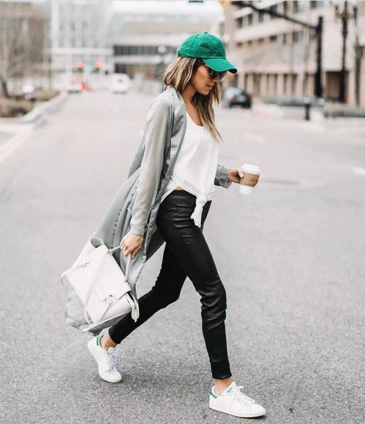  Retro Shoes Adidas clover are also very suitable for collocation celine.