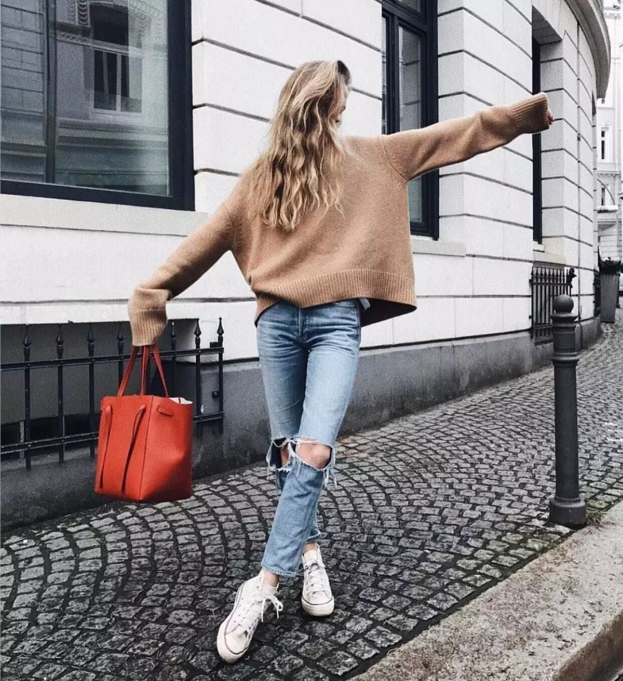  From the small mini package to face embarrassed stitching large swing bag, with sports shoes collocation are duly completed, with perfect can also highlights the advanced texture.