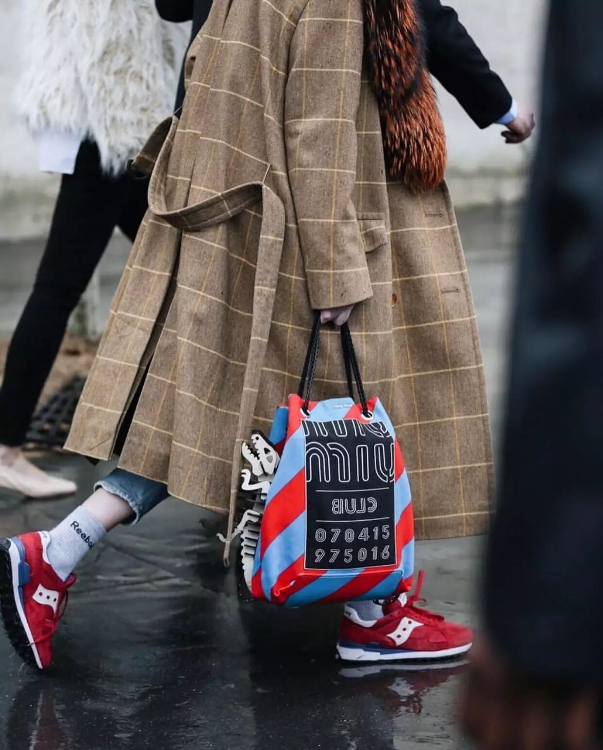  The JW Anderson package shall also take simple atmospheric style, you can also refer to the following collocation.