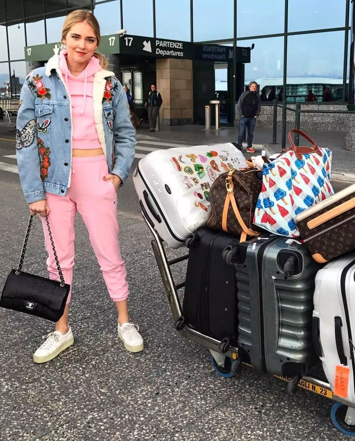  And this combination of luxury and sport dress collocation in the airport is reasonable? After all, a plane with high tube boots as we look like.