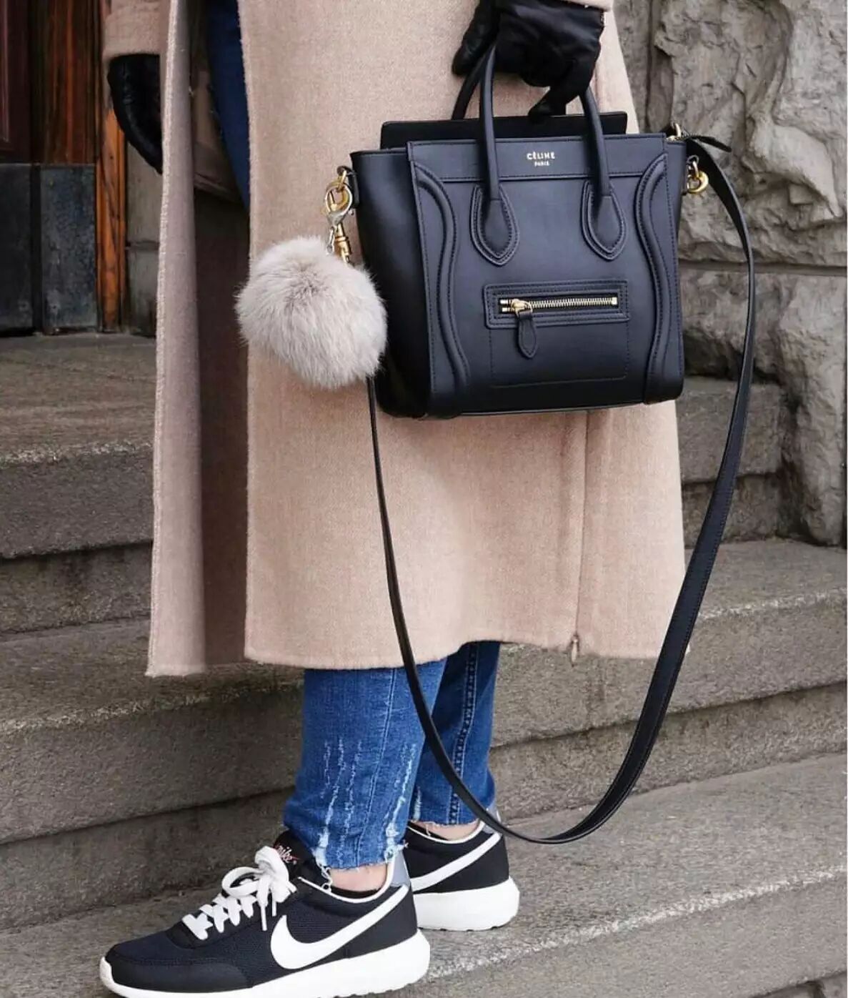  The combination of nearly two years of very red dirty Celine bag heel is very appropriate.
