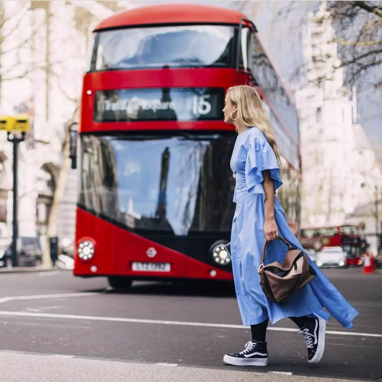  The color of shoes can also be bold, to form a large bag color is very suitable for the spring full of vigour.