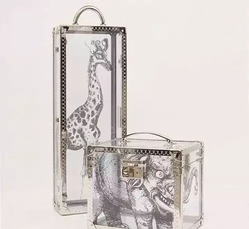 连挂在大包上的小挂饰都绘满了各式各样的动物图案，真的是萌翻天。