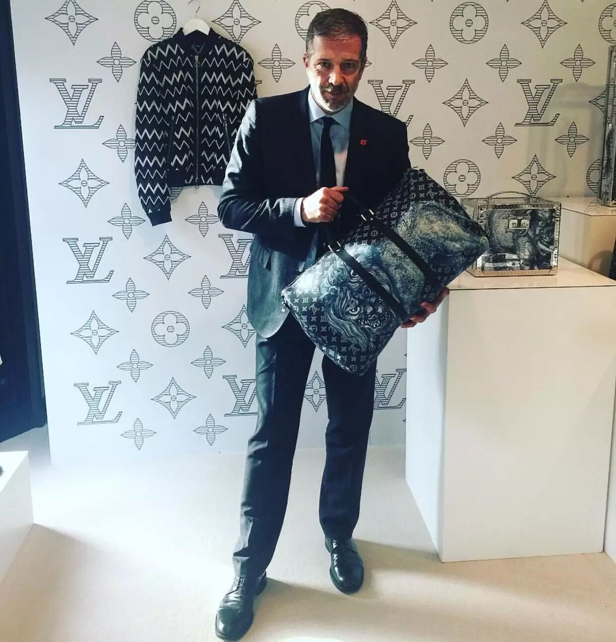 除了手烩图案外，还有各种毛毛纹路的硬箱，极尽奢华。