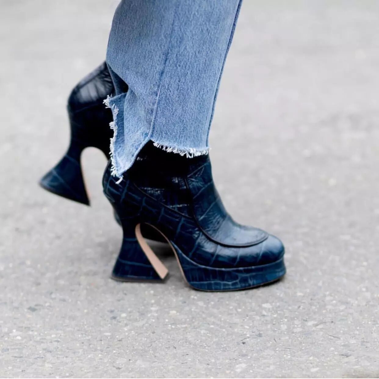 这种款式的牛仔裤一般都是宽松的，更为随性，紧身款式不太适合这种设计。