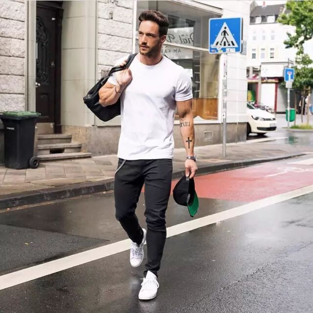 低领适合壮硕一点的男士，而且夏天会显得清爽随性一些，但微胖男士一定不要穿。