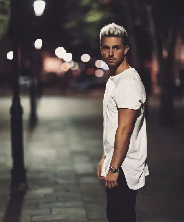 走街风的可以选择oversize的款式，宽松并不是肥大，而是剪裁上宽松。