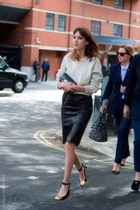 毛衣非常适合搭配皮裙，皮裙在秋冬也是非常必备的单品之一，两种在材质上也比较搭。