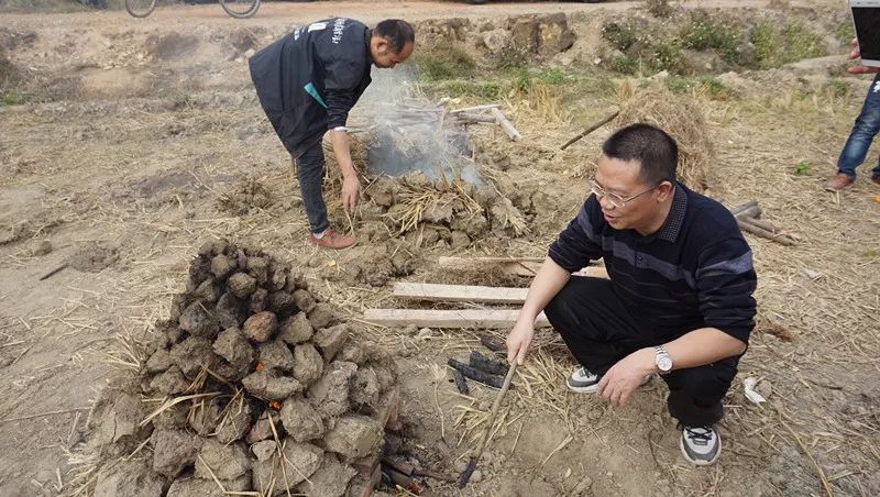 搭土窑,原始工序拼智慧     在农田里直接做泥焗鸡,从未接触过,除了