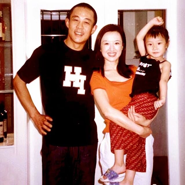侯勇与沈蓉离婚12年:一个50岁三婚入围城,一个抱病单身