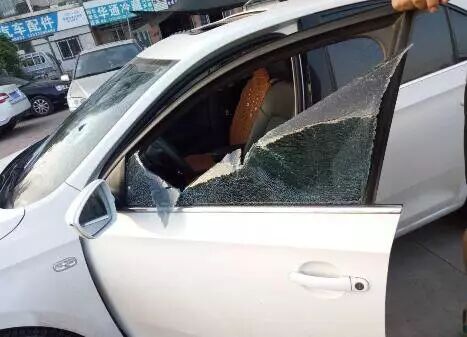 小區(qū)2晚4車被砸車內(nèi)財物未少 或因車主這個身份