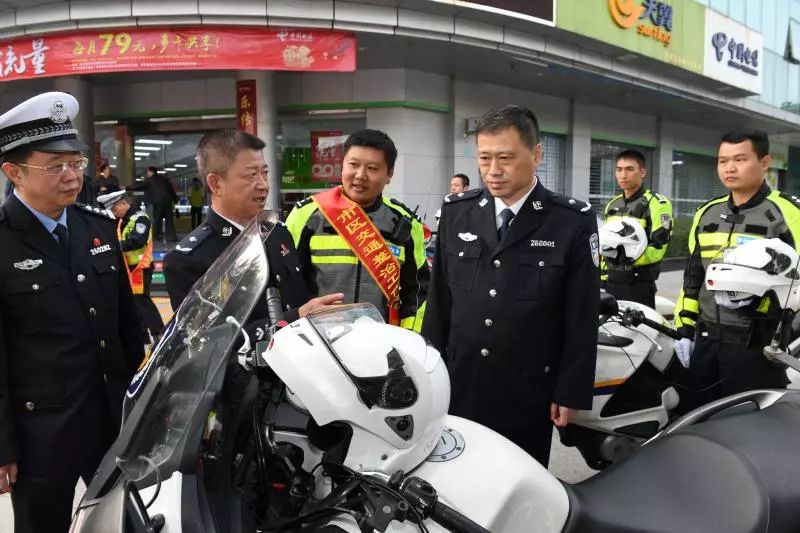 揭阳副市长,公安局长马儒生为立功民警战时授奖