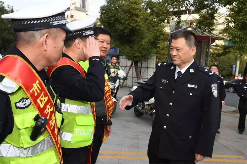 揭阳副市长,公安局长马儒生为立功民警战时授奖