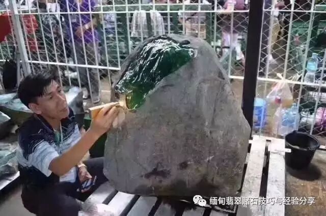 1吨满绿翡翠原石贵到没人敢买，敢切，堪称天价帝王绿，此生一见