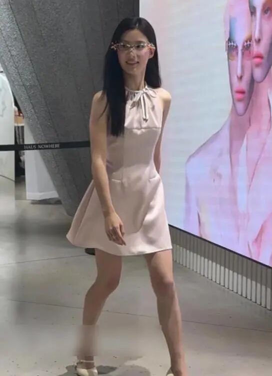 卢昱晓现身上海，戴无框眼镜有高智感，身材干瘪连粉丝都直呼心疼