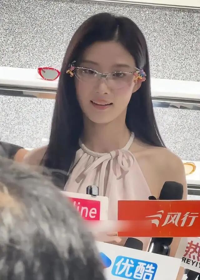 卢昱晓现身上海，戴无框眼镜有高智感，身材干瘪连粉丝都直呼心疼