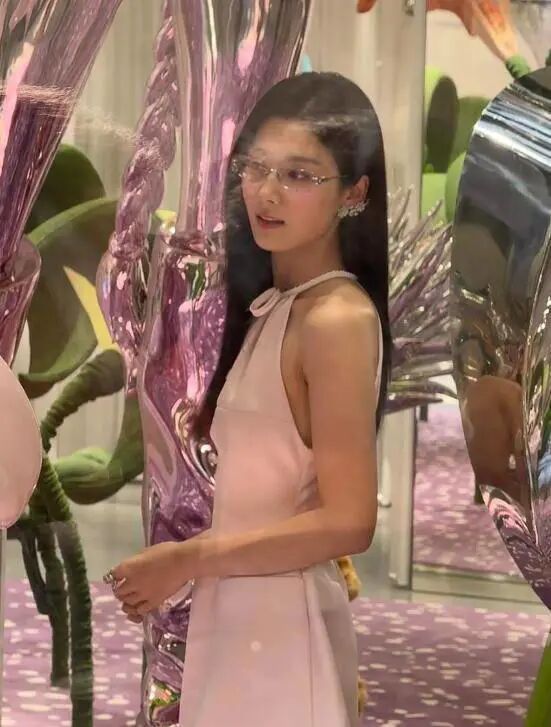 卢昱晓现身上海，戴无框眼镜有高智感，身材干瘪连粉丝都直呼心疼