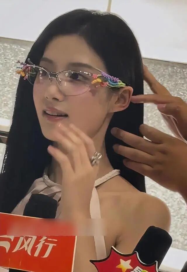 卢昱晓现身上海，戴无框眼镜有高智感，身材干瘪连粉丝都直呼心疼