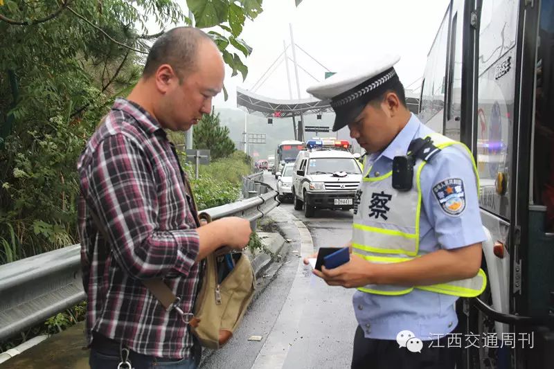 执勤中的高速交警吴杨麟