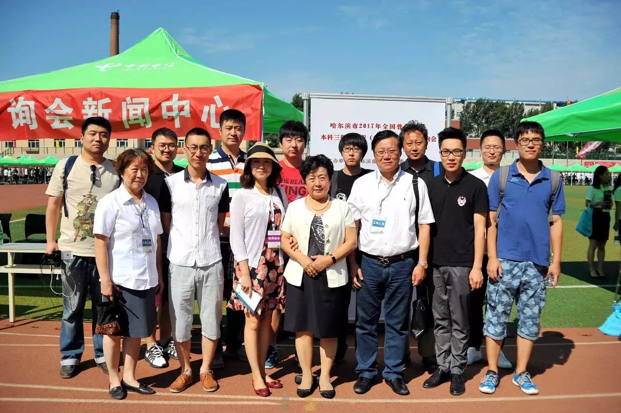 哈尔滨剑桥学院副校长沙迪接受记者采访