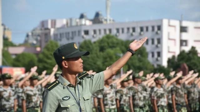 军训进行中 | 军训很苦 但你笑得很甜呀