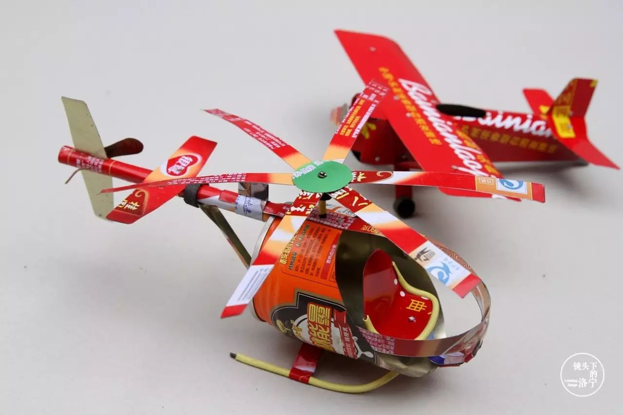 用易拉罐制作的飞机模型.