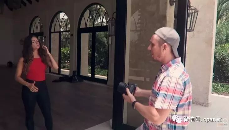 对于拍摄一般的人像,摄影师建议尝试几镜头与主题角度相同,例如从较