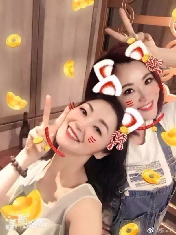 美魔女组合!万绮雯张文慈唔识玩直播认笨