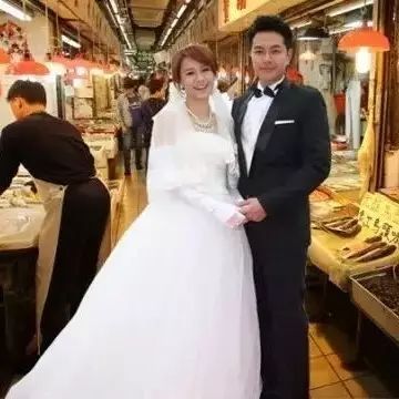 【向黄爸爸致敬】 翠如BB同萧正楠去鱼档影破格婚纱相?