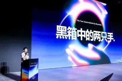 潘荣焕与David Xu在瓦卡奖AI全球视觉工作坊SoVG演讲现场