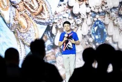 戴安和吴冠军在瓦卡奖AI全球视觉工作坊SoVG演讲现场
