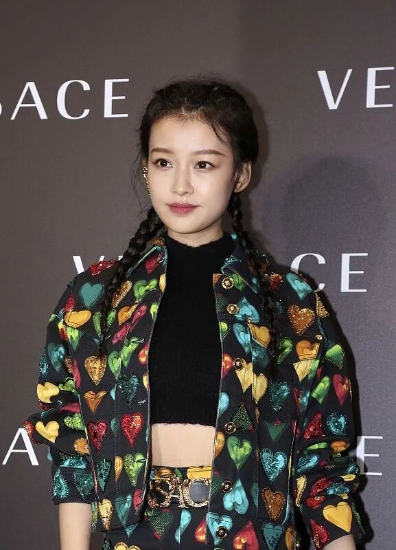 辣妈孙怡麻花辫配印花外套真嫩生图加露腰好有少女感超美