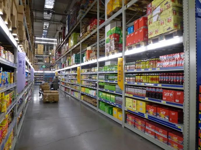 麦德龙作为国内为数不多的仓储式超市 货架两用,上面储货下面销售