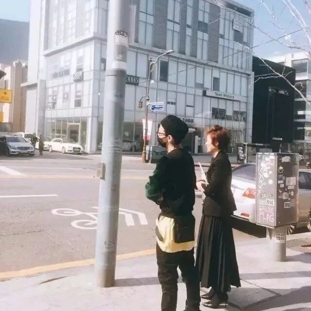 在路边斑马线偶遇到权志龙大概就是这种感觉