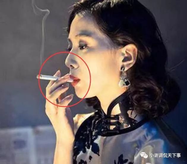 赵丽颖吸烟就像在吃棒棒糖,网友:刘诗诗才是最会吸烟