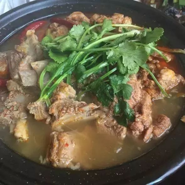 姜蒜捣碎 放油热锅(炖锅最佳) 将洋葱,姜蒜下锅爆香 同时将半熟的羊肉