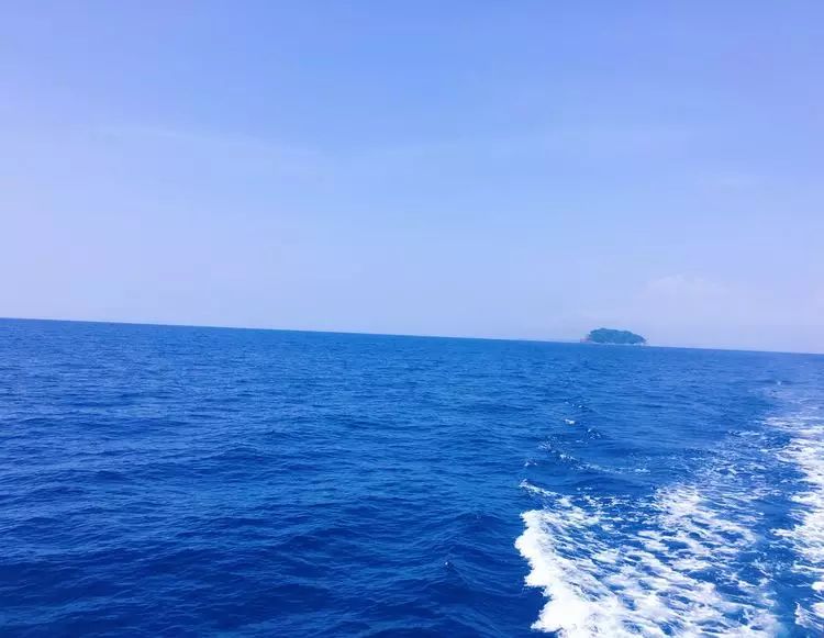 蓝蓝的大海,此刻适合思考人生!