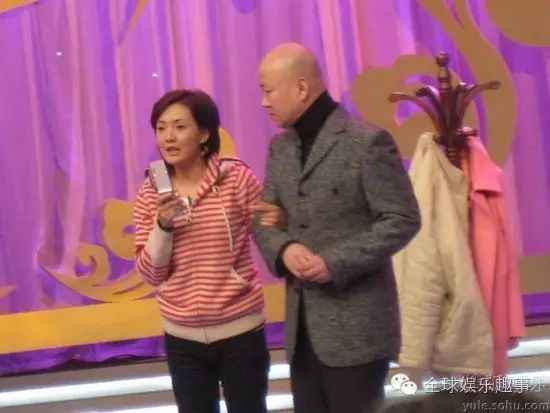 春晚专业户牛莉44岁身材惹火 女儿长相随富豪老公