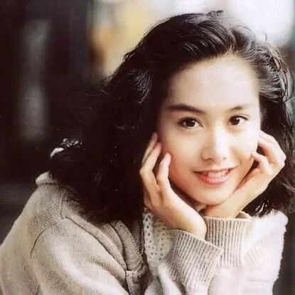 重大事件:朱茵“下嫁”黄贯中,结婚住小旧楼,产女后被公公推到,图啥?