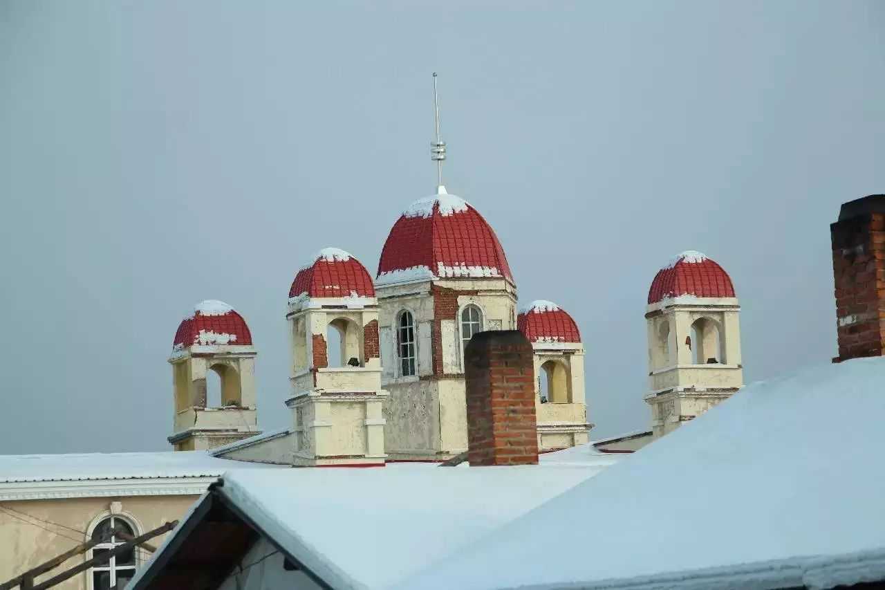 这里俄式的小房子比较多,圆圆的穹顶上覆盖着积雪,煞是好看.